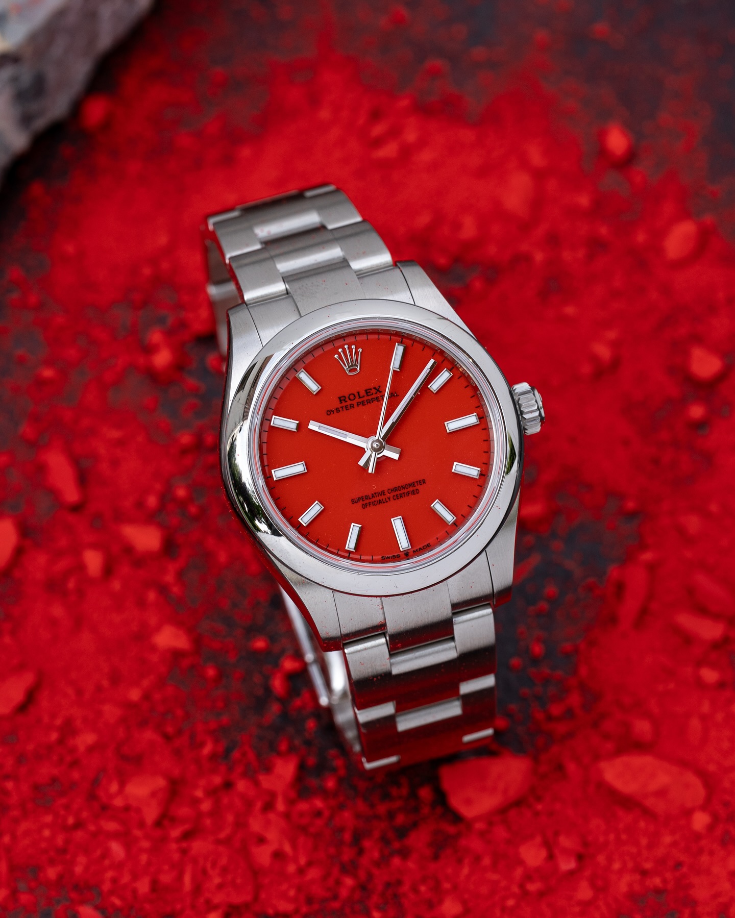 ساعة Rolex Classic لون احمر