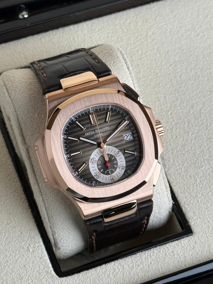ساعة Patek Philippe Leather Watch – Dial with Date & Small Seconds ستراب بني لون ميناء ابيض واسود 