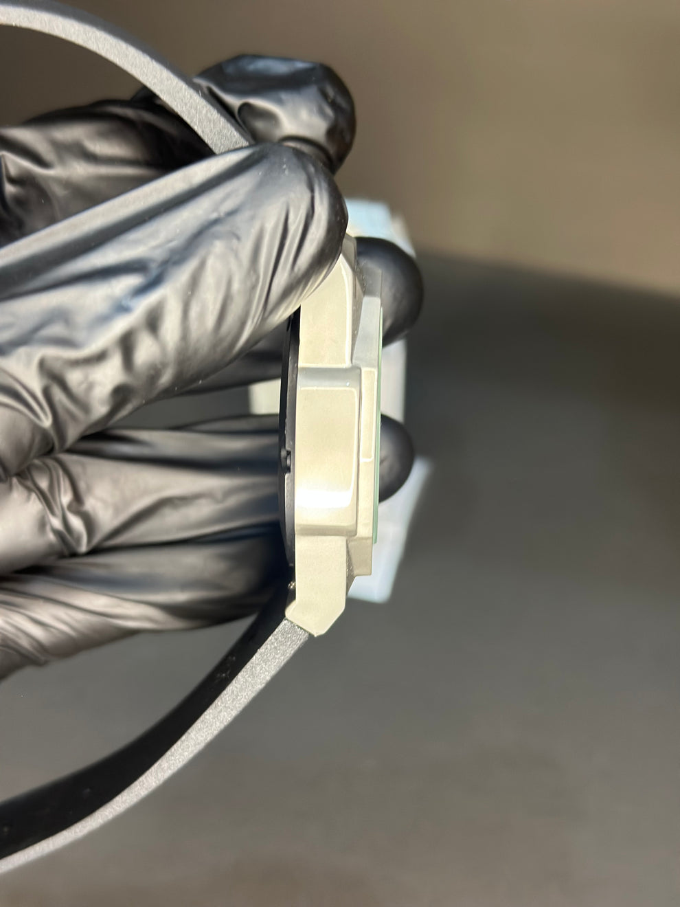 ساعة Hublot Rubber Strap Watch – Silver Dial with Date الشكل الدائري 