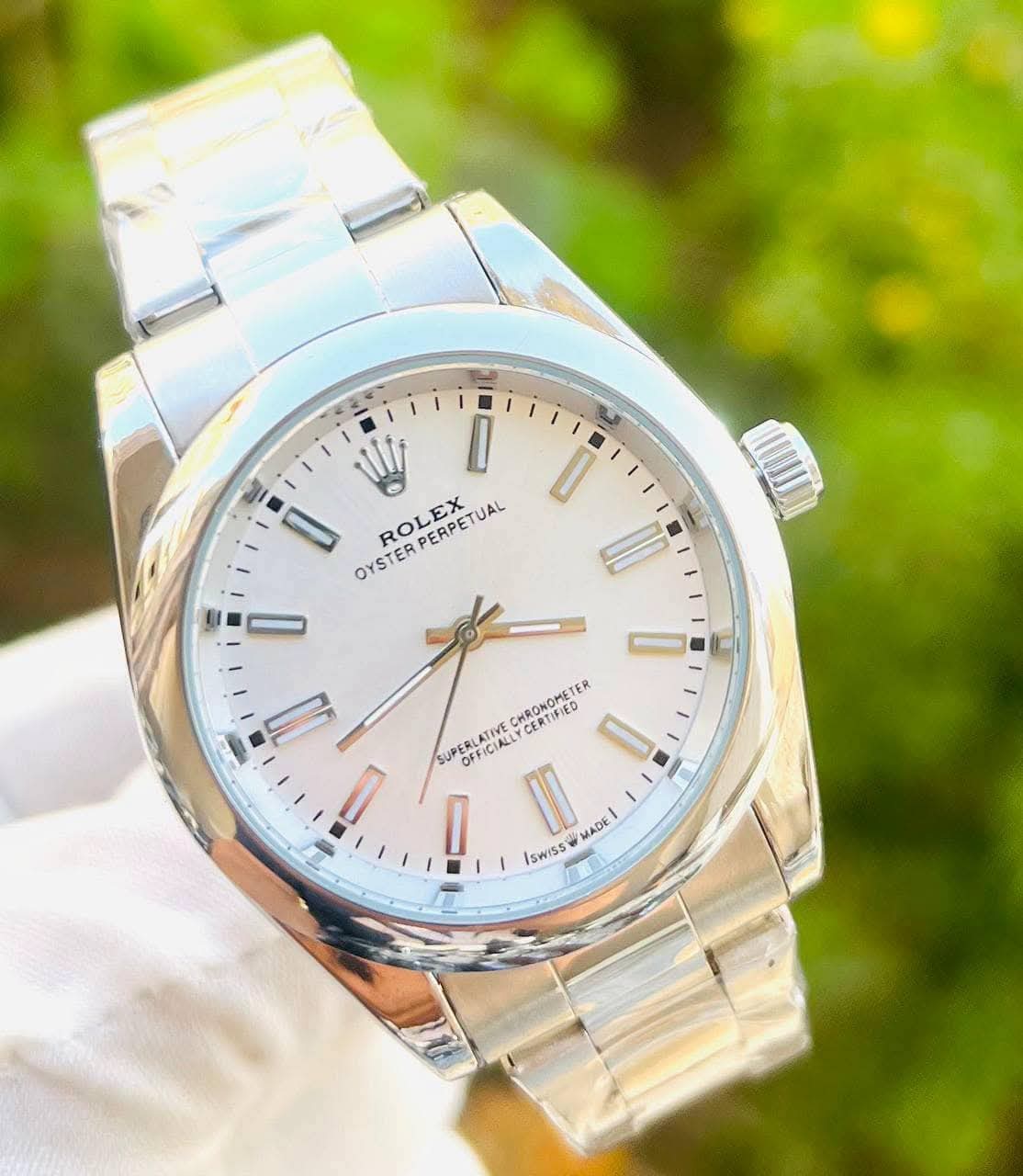 ساعة Rolex Classic لون ابيض واسود وازرق واخضر