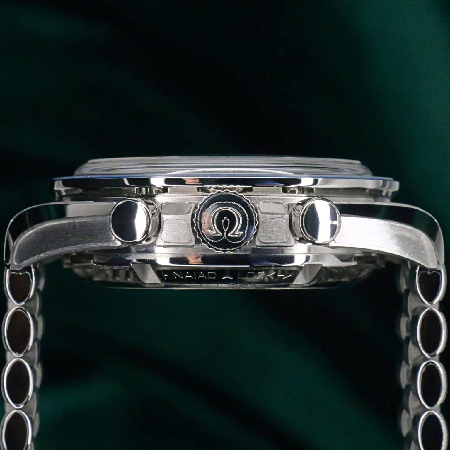 ساعة Omega Chronograph Watch –  لون سيلفر ميناء اسود _ و ميناء ابيض في ازرق
