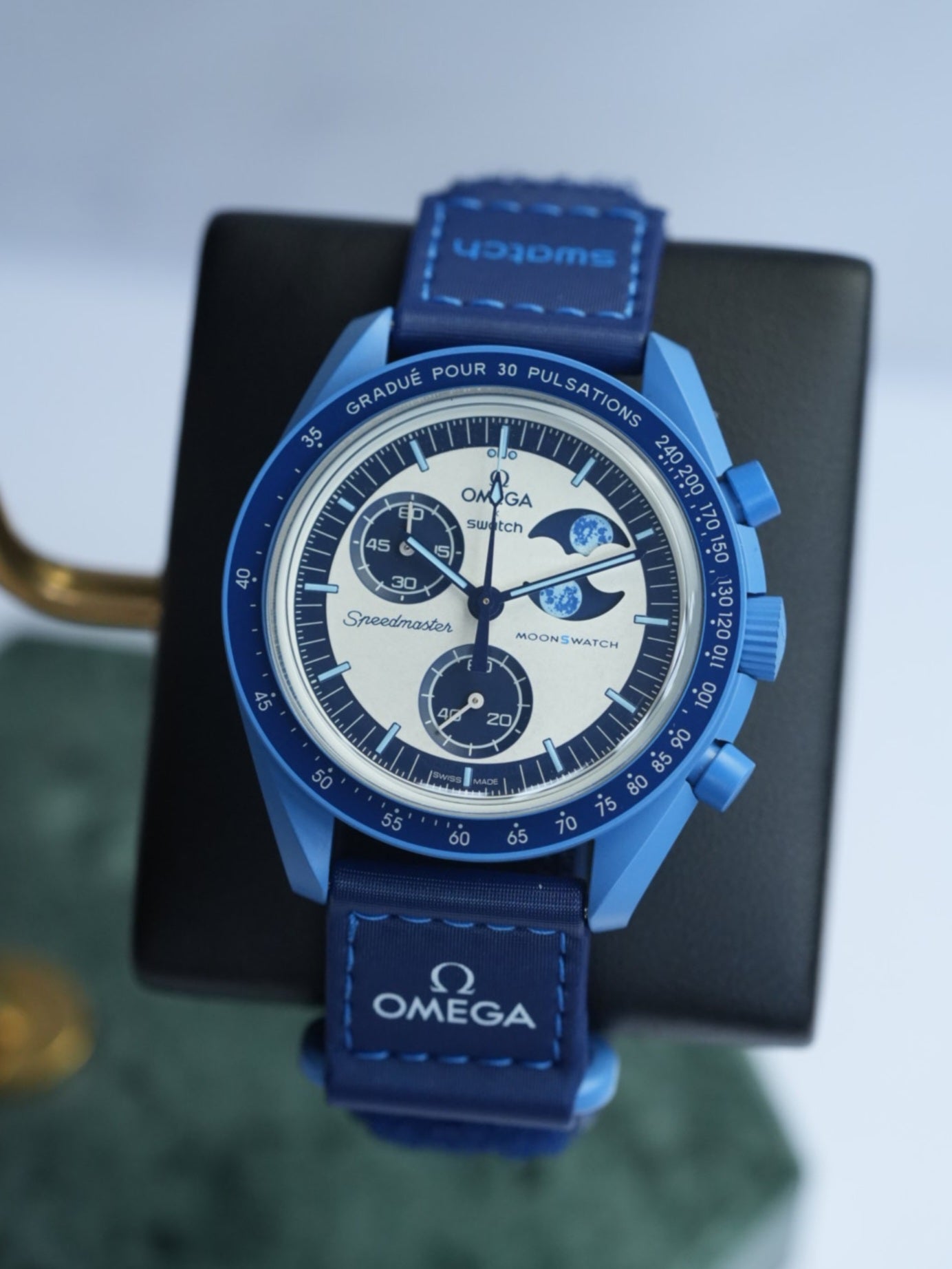 ساعة Omega x Swatch Chronograph لون اسود وابيض وازرق