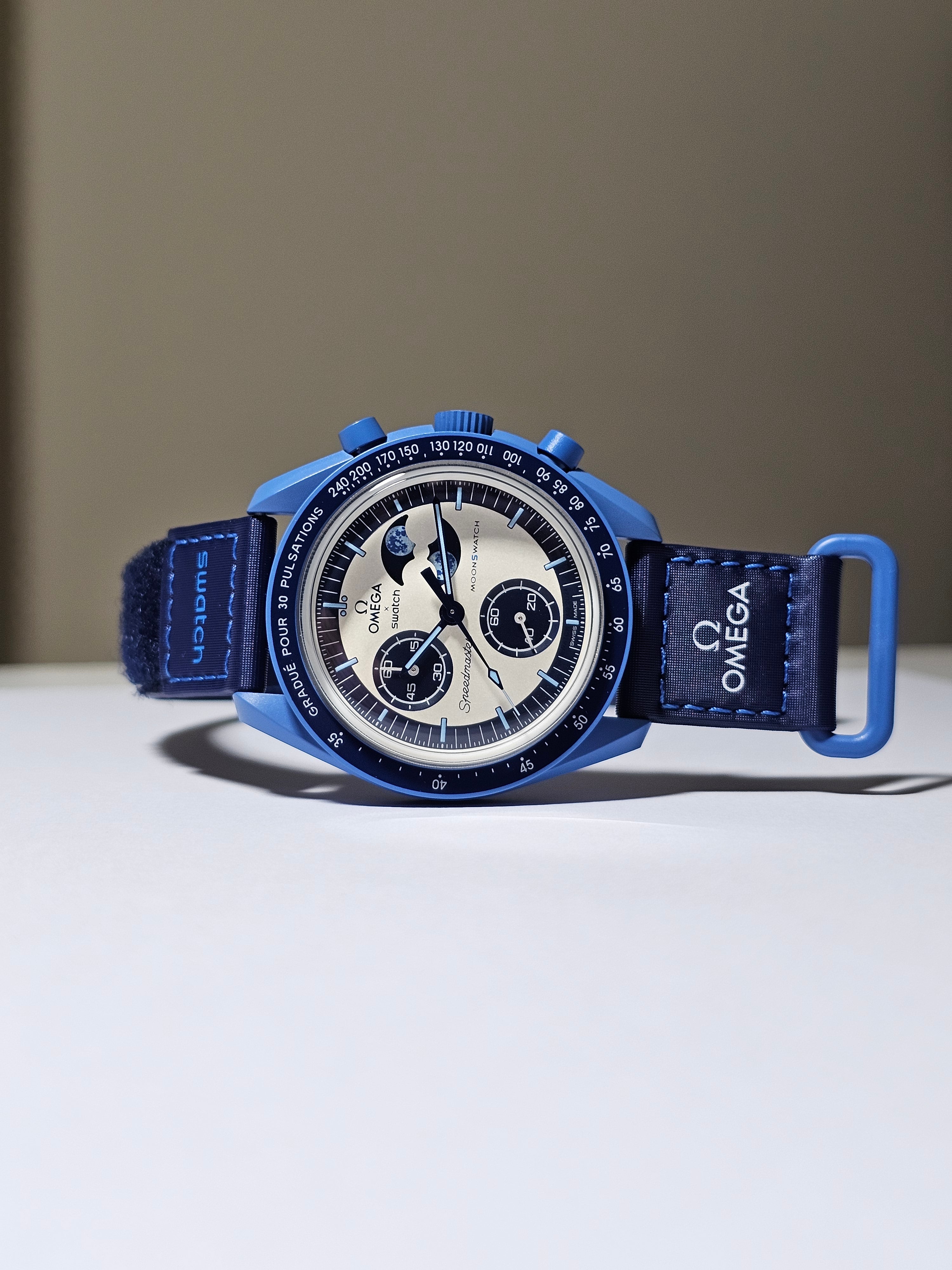ساعة Omega x Swatch Chronograph لون اسود وابيض وازرق